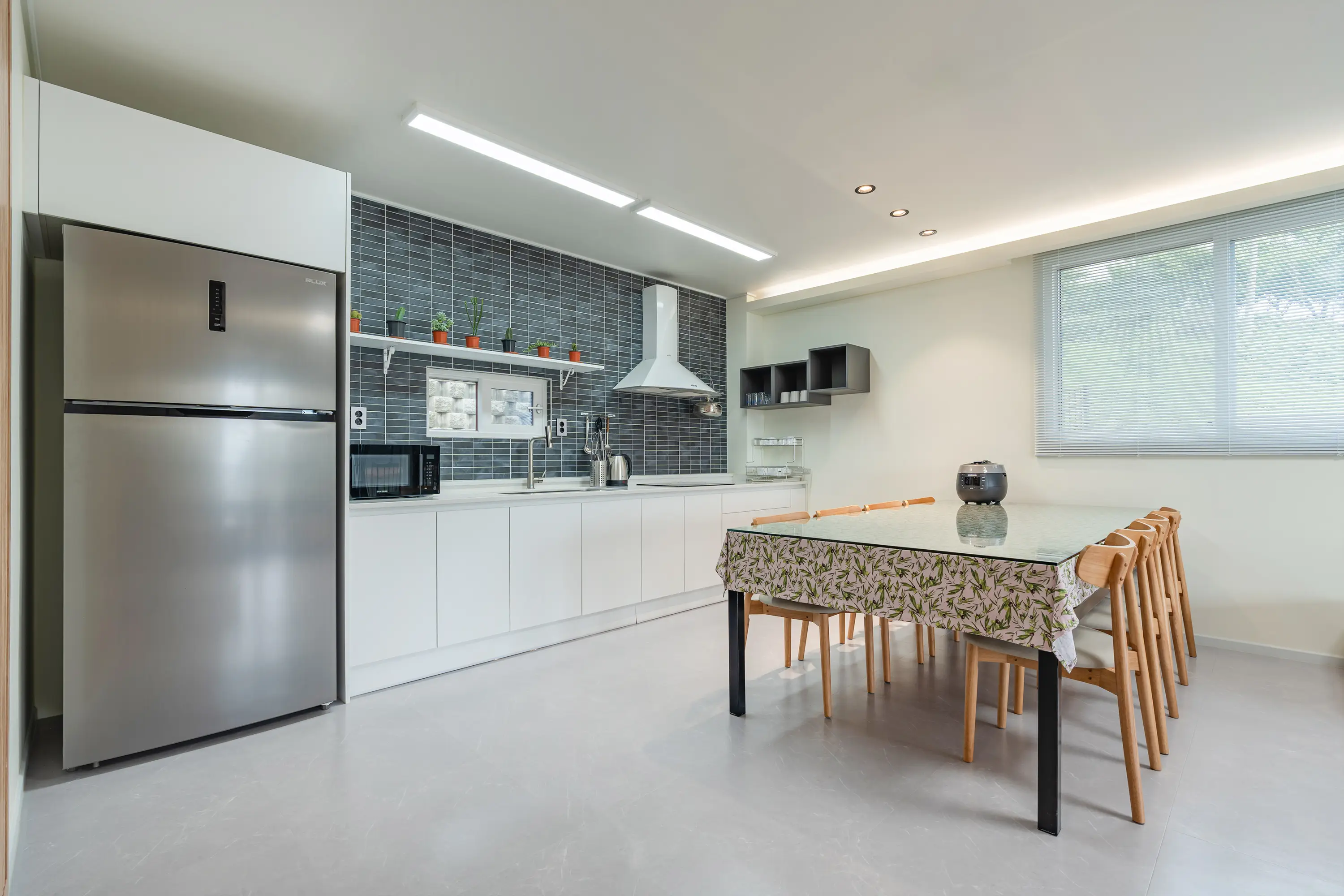 태안287펜션 1층 주방 — 취사 가능한 조리 공간