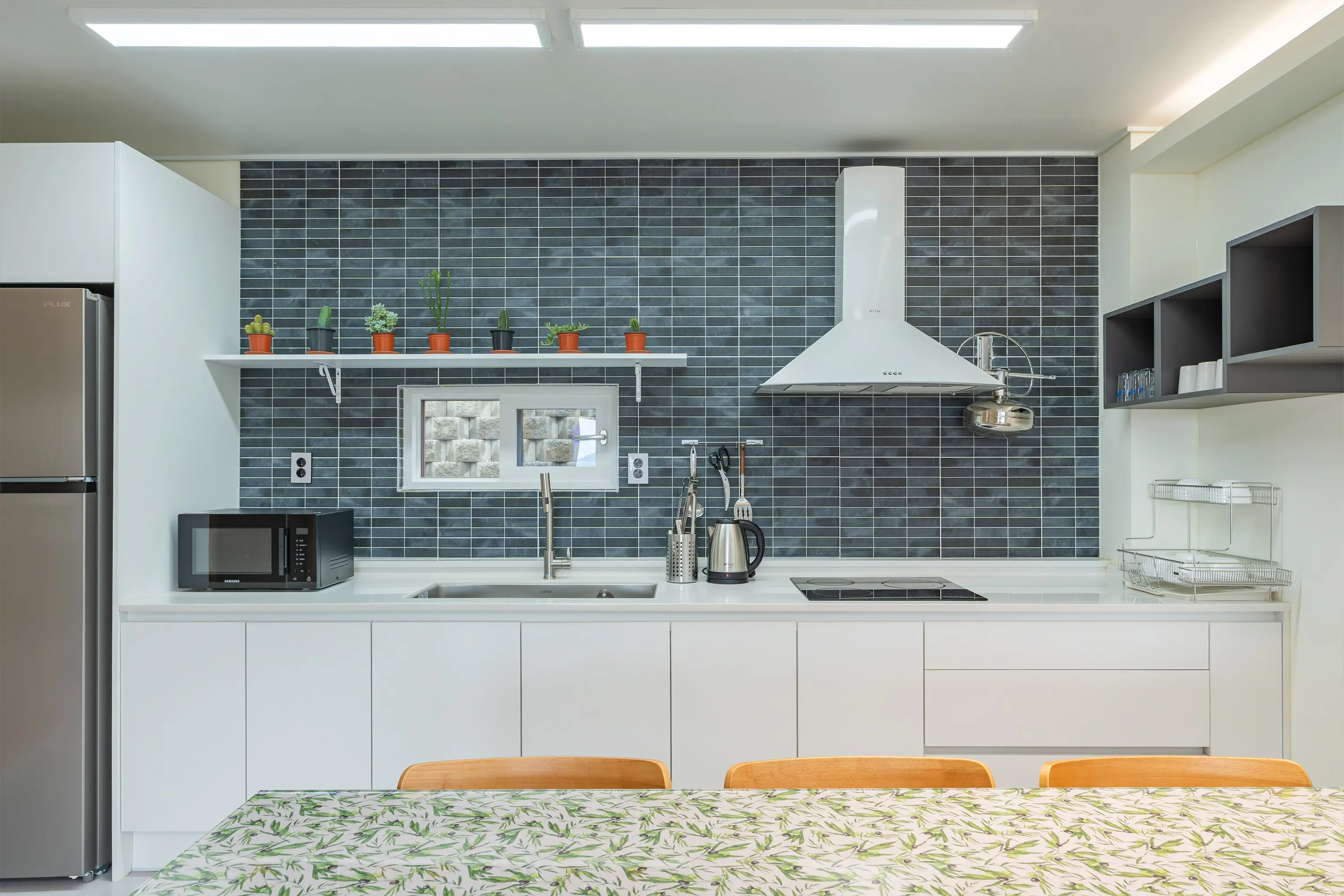 Kitchen and dining table
